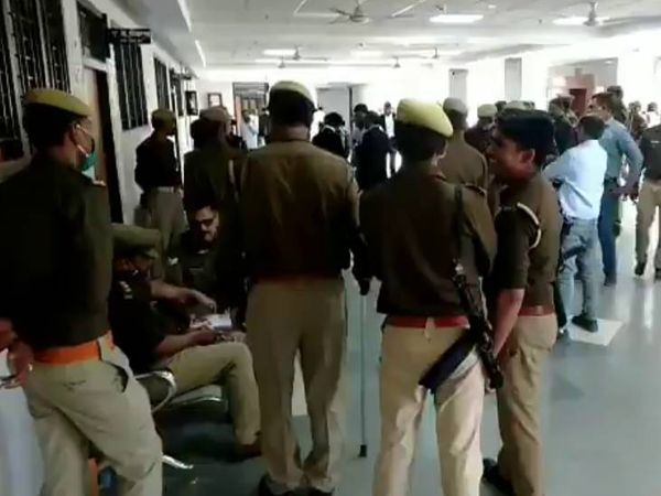 कोर्ट के बाहर सुरक्षा का कड़ा इंतजाम था।