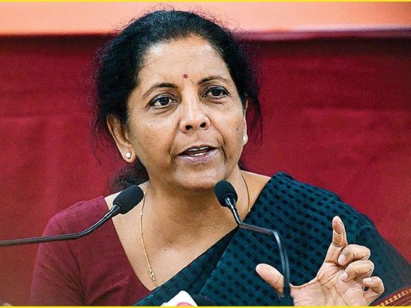 पेट्रोल-डीजल की कीमतें कम करने की मांग के बीच केंद्र सरकार बड़ा फैसला ले सकती है। सरकार एक्साइज ड्यूटी में 8.5 रुपए प्रति लीटर की कटौती कर सकती है। फिलहाल पेट्रोल पर एक्साइज ड्यूटी 32.90 रुपए और डीजल पर 31.80 रुपए प्रति लीटर लग रही है - Dainik Bhaskar