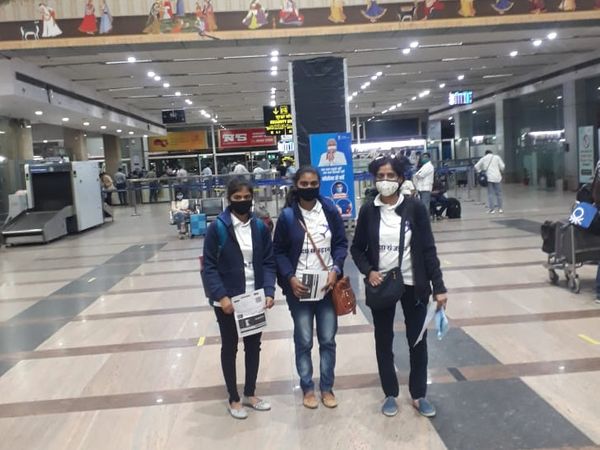At her expense, the headmistress made two girls fly by air, the girls said that they did not even think about it in their dreams. | अपने खर्च पर प्रधानाध्यापिका ने दो बालिकाओं को कराई हवाई यात्रा, बच्चियां बोलीं ऐसा तो सपने में भी नहींं सोचा था