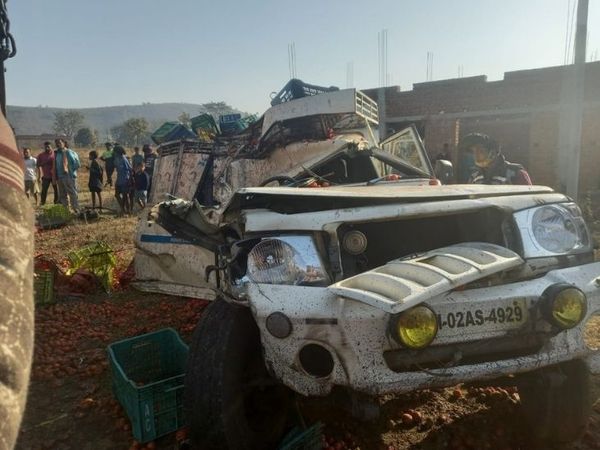 दुर्घटना इतना जबरदस्त था कि पिक अप पूरी तरह से क्षतिग्रस्त हो गया।