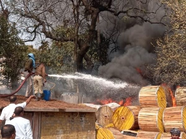 दमकल की 5 गाड़ियां इस आग को बुझाने में मशक्कत कर रही है, लेकिन सफल नहीं हो पाई है।