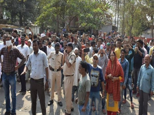 आग को देखने के लिए वहां आस-पास लोगों की भीड़ भी बढ़ती ही जा रही है।