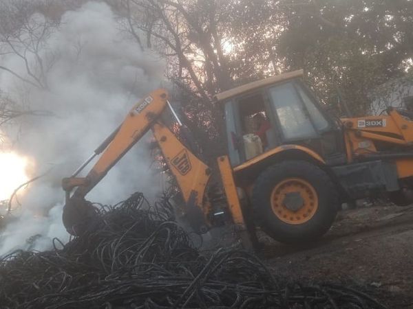 घटनास्थल पर जेसीबी मशीन की मदद से तार को बचाने की कोशिश की जा रही है।