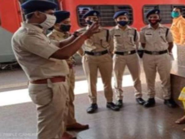 Family members scolded for education, Kishor came to Ranchi after escaping from Maharashtra, RPF handed over to Child Line | घरवालों ने पढ़ाई के लिए डांटा तो माहाराष्ट्र से भाग कर रांची आया किशोर, RPF ने चाइल्ड लाइन को सौंपा