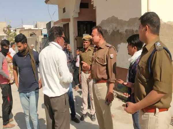 वारदात के बाद जानकारी लेते पुलिस अधिकारी