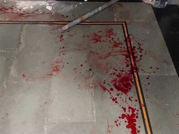 मकान की फर्श पर फैला लहू