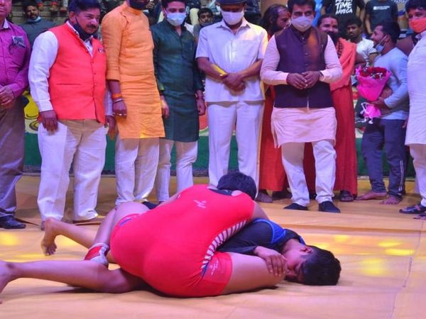 महिला और पुरुष दोनों ही पहलवानों ने लगाए दांव।