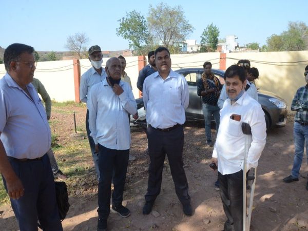 संपत्ति कर जमा नहीं होने पर पटाखा कारखानों पर कार्रवाई करते नगर निगम ग्वालियर के अफसर