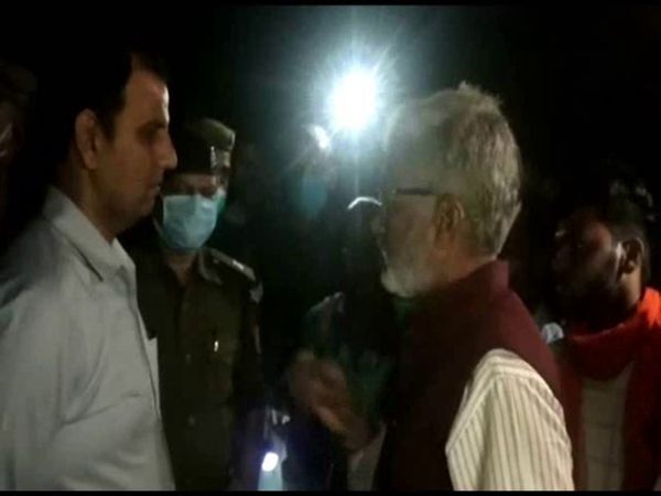 हादसे में मारे गए तीन मजदूरों के परिजनों ने किया हंगामा। अधिकारियों ने किसी तरह उन्हें समझाकर वापस किया। - Dainik Bhaskar