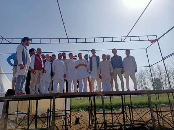 किसान पंचायत की तैयारियों में जुटे कांग्रेसी कार्यकर्ता और नेता।