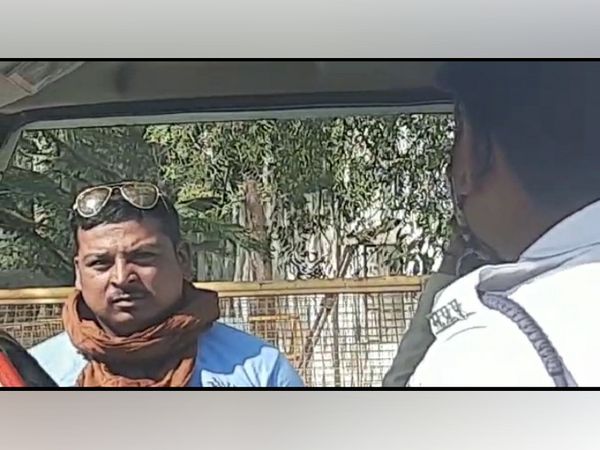 ट्रैक्टर चालक से बात करते जीप में बैठे पुलिसकर्मी - Dainik Bhaskar