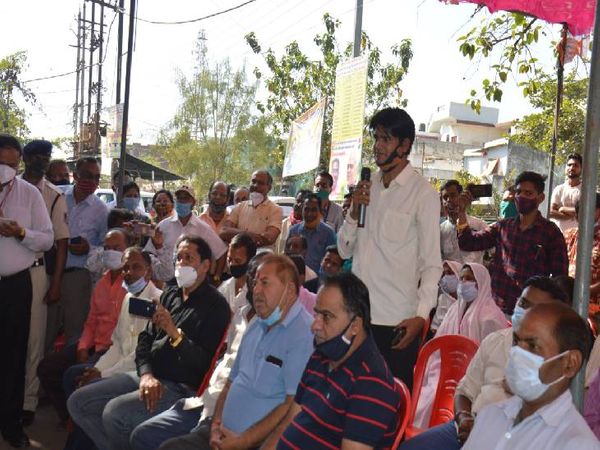 चौपाल में एक युवक अपनी बात रखते हुए।