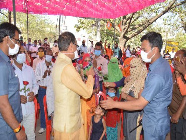 छात्राओं से बोले खूब पढ़ो, ये आसमान तुम्हारा है।