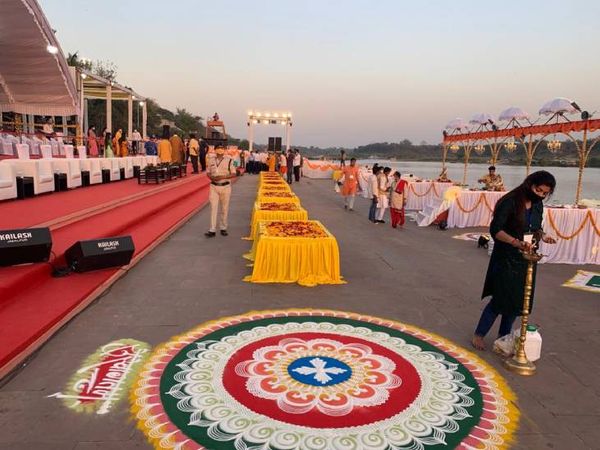 ग्वारीघाट में मां नर्मदा की महाआरती को लेकर घाट पर आकर्षक रंगोली बनाई गई।