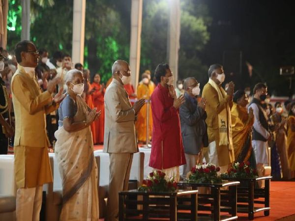 नर्मदा अष्टक के दौरान खड़े होकर भक्तिभाव में लीन राष्ट्रपति कोविंद सहित अन्य।