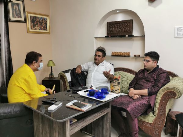 सुभाषिश चटर्जी, बंकिमचंद्र चटर्जी के सबसे छोटे भाई पूर्णचंद्र चटर्जी के प्रपौत्र हैं। सुभाषिश रिटायर्ड IPS ऑफिसर हैं और परिवार के साथ कोलकाता में ही रहते हैं।