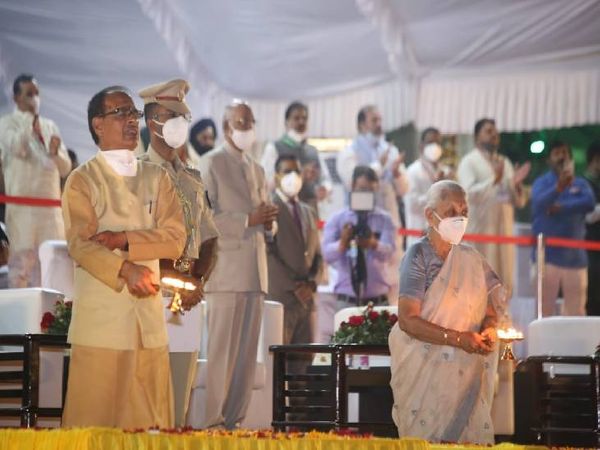 राज्यपाल आनंदीबेन पटेल और सीएम शिवराज सिंह महाआरती करते हुए।
