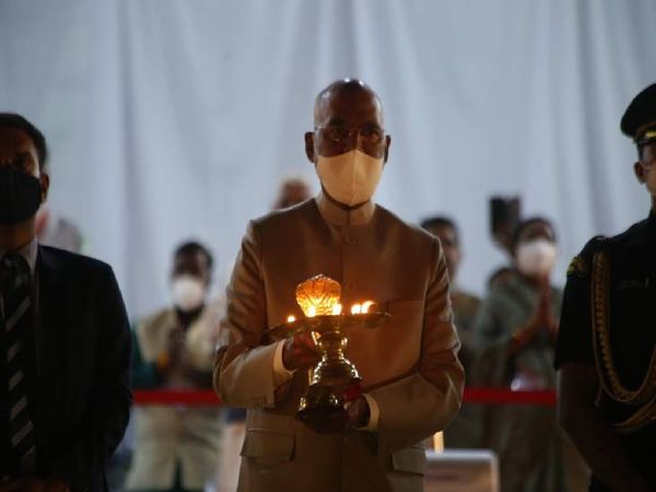राष्ट्रपति रामनाथ कोविंद मां नर्मदा की महाआरती करते हुए।
