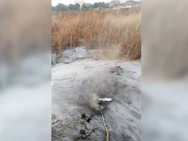 ऐश में जैसे ही सूखी लकड़ी डाली जाती है, उससे धुंआ निकलने लगता है।