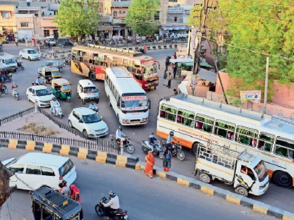 बे-बस सिस्टम:सड़क के बीच में राेक देते हैं प्राइवेट बसें, जनता रोज झेलती है हादसाें का खतरा, कुछ नहीं कर पा रहे अधिकारी