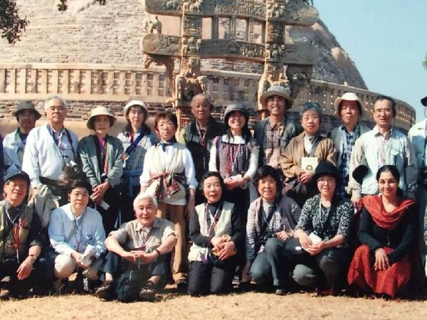 सांची टूर के दौरान टूरिस्ट के ग्रुप के साथ रेखा चोपड़ा (लाल सूट पहने)।