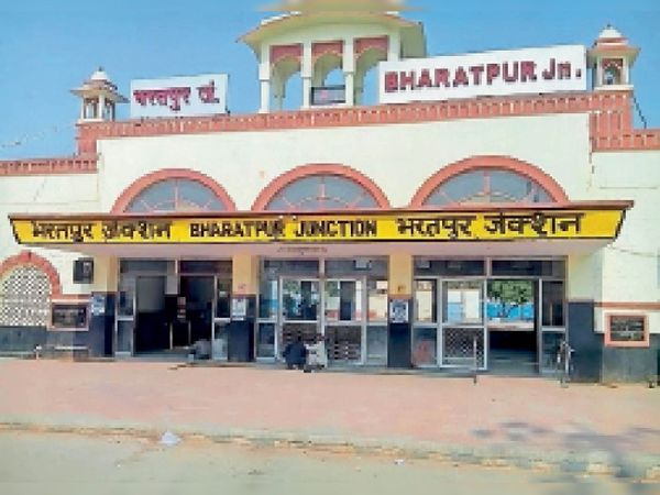 रेलवे ने आमजन दिया झटका: 50 रुपए की हुई प्लेटफार्म टिकट, अब आधी रह गई टिकटों की बिक्री