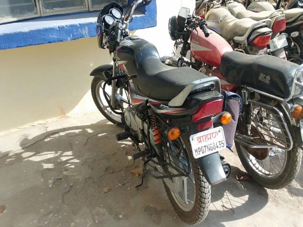 घटना स्थल से बरामद आरोपी की बाइक गोला का मंदिर थाना में खड़ी हुई, इसी से पुलिस पहचान कर रही है