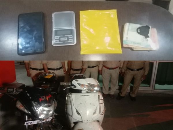 तस्करों से बरामद दो गाड़ियां, साथ ही पीले पैकेट में रखी 25 ग्राम स्मैक, जिसे यह इटावा से लाना बता रहे हैं