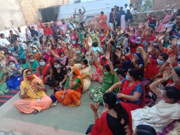 गोडसे यात्रा की तैयारियों को लेकर रविवार को हुई बैठक में महिलाओं ने भी बढ़ चढ़कर भाग लिया, 17 राज्यों के प्रतिनिधि इसमें शामिल होंगे