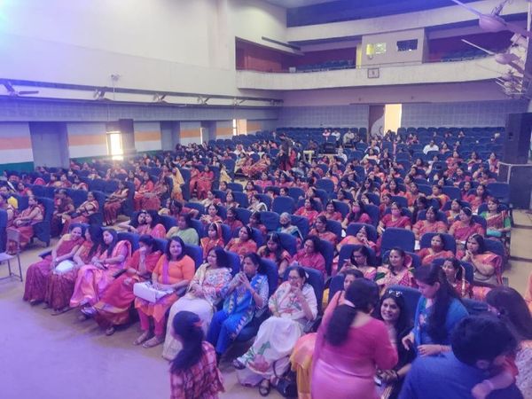 महिला दिवस के मौके पर आयोजित कार्यक्रम में शामिल हुई शहर की महिलाएं।