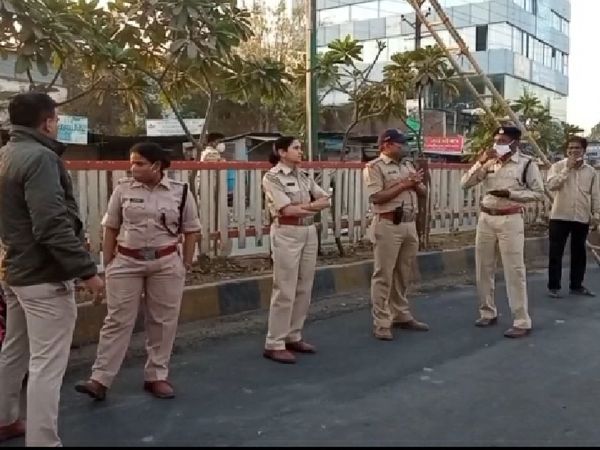 कार्रवाई के दौरान सुबह से भारी संख्या में पुलिस बल तैनात किया गया है