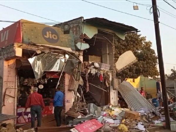 नरेश जिनिंग मिल कंपाउंड पर बनी दुकान को ढहा दिया गया