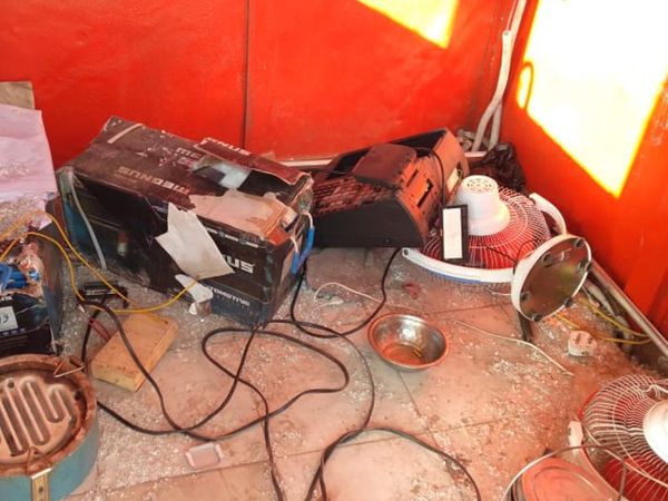 टोल प्लाजा के भीतर बिखरा सामान।