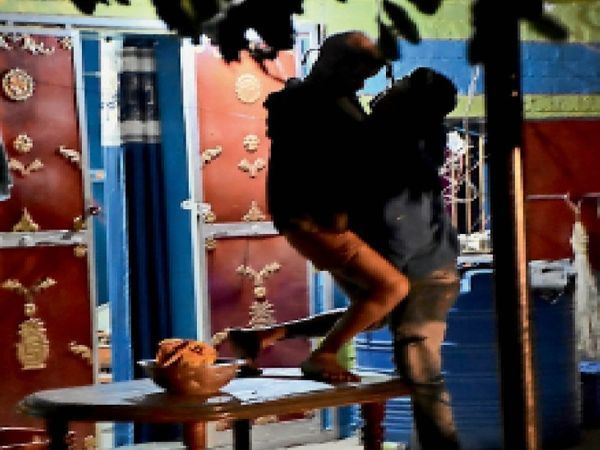 पिता पुत्र का शव इसी तरह लटका मिला था।