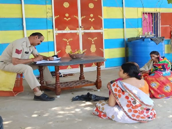 पुलिस ने मृतक के रिश्तेदारों और गांव के दूसरे लोगों के बयान लिए। मुख्यमंत्री खुद इस पूरे मामले में हर पल के अपडेट अफसरों से ले रहे हैं। - Dainik Bhaskar