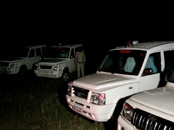 पूरे गांव में पुलिस अफसरों की आवाजाही बनी हुई है।