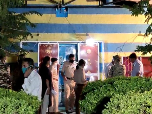 रात के वक्त भी पुलिस घटना स्थल पर डेरा जमाए हुए है।