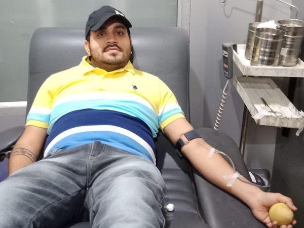 हितेश ठाकुर रात साढ़े 10 बजे ब्लड डोनेट करते हुए।