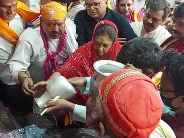 श्रीनाथजी के दर्शन के बाद दुग्धाभिषेक करतीं पूर्व मुख्यमंत्री वसुंधरा राजे। - Dainik Bhaskar