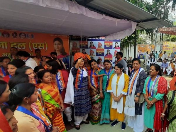 सम्मेलन में महिलाओं ने सांसद अनुप्रिया पटेल को तलवार भेंट की तो उन्होंने लहराकर मातृ शक्ति का एहसास कराया। - Dainik Bhaskar