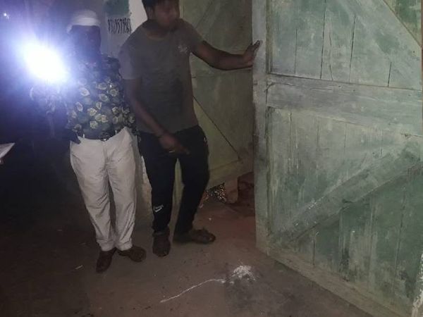 मुश्किल से आरोपी ने दरवाजा खाेला था।