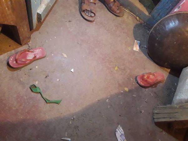 आरोपी के घर से मासूम का मिला चप्पल।