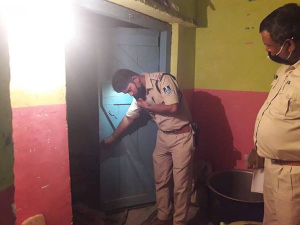 घटनास्थल पर पहुंचे थाना प्रभारी उमेश गोल्हानी व अन्य स्टाफ।