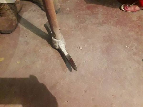 हत्या में प्रयुक्त खूना सना गैंती भी पुलिस ने चाकू के साथ जब्त किए।