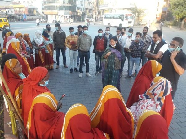 पाल ने सुबह की चाय स्वच्छता दीदी के साथ पी।