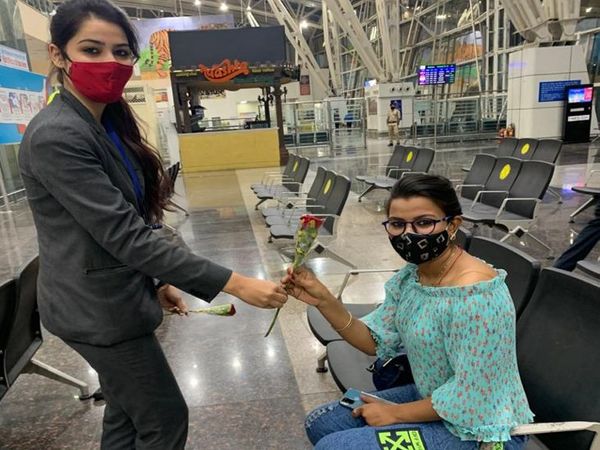 एयरपोर्ट पर महिलाओं का गुलाब देकर सम्मान किया गया।