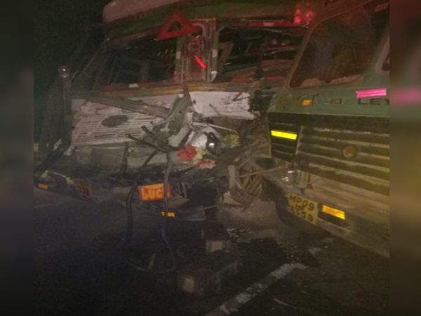 भिंड रोड पर हादसे के बाद खड़े क्षतिग्रस्त टक्कर, इनको क्रेन से हटवाया गया है