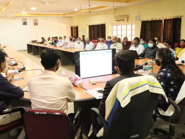 जिला पंचायत में बैठक लेती सांकेतिक कलेक्टर अर्चना केवट