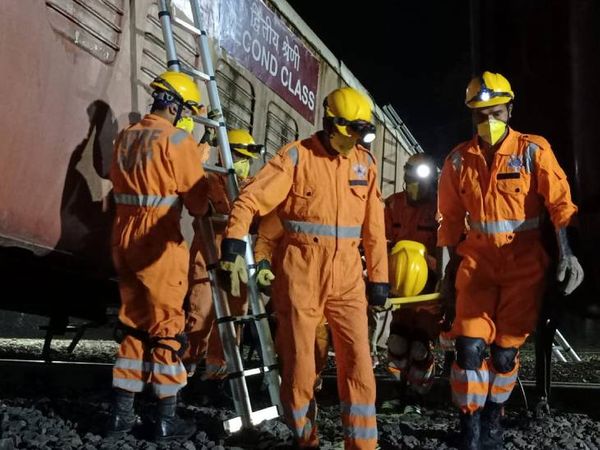 रेस्क्यू करती एनडीआरएफ की टीम।
