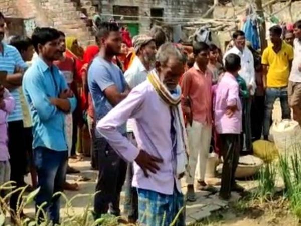 हत्या की वारदात के बाद मौके पर जुटे लोग।